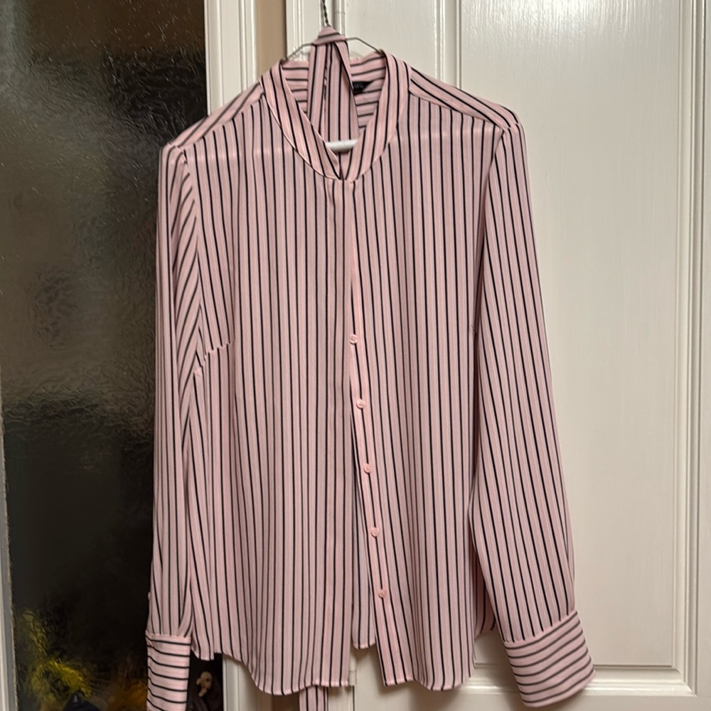 Button blouse with optional bow. Long sleeves.